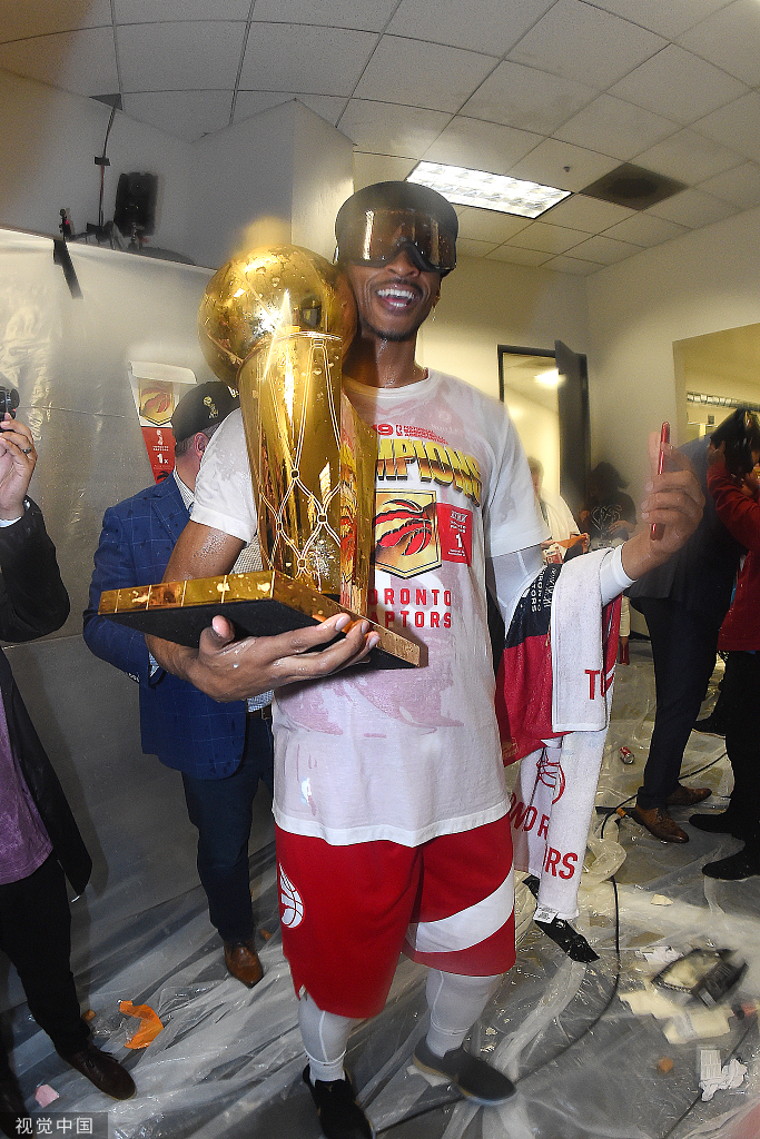 阿斯顿维拉训练开放日，国际比赛日更衣室发声引欢呼，NBA季后赛在即，更衣室氛围转暖的简单介绍-奇异果平台